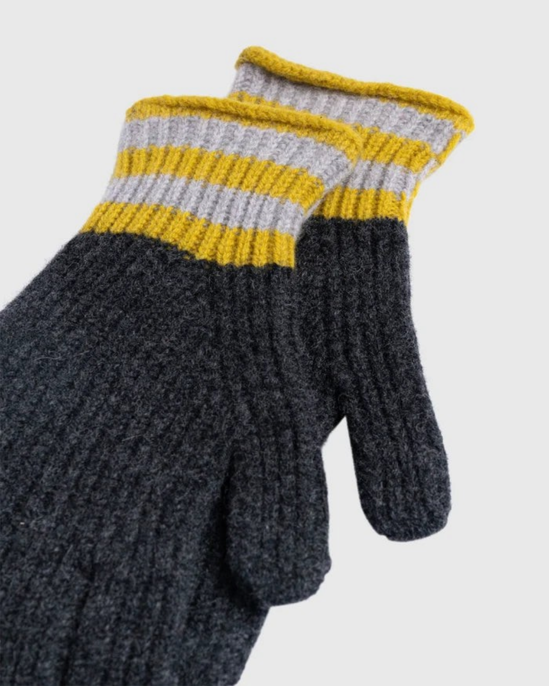 Gants Merci Paris Howlin' en laine d'agneau anthracite à maille côtelée avec poignets rayés jaunes et gris