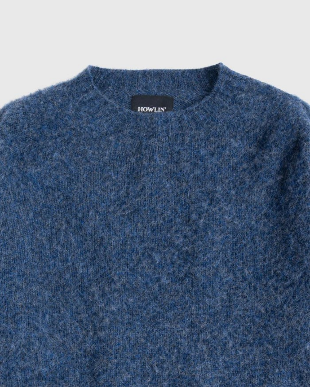 Pull Merci Paris Howlin' Secret Friend en laine Shetland bleue brossée avec col rond et texture douce