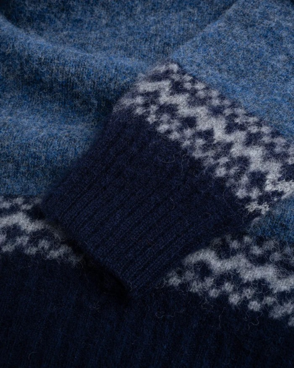 Gros plan sur la maille brossée bleue du pull Secret Friend en laine Shetland de la marque Merci Paris