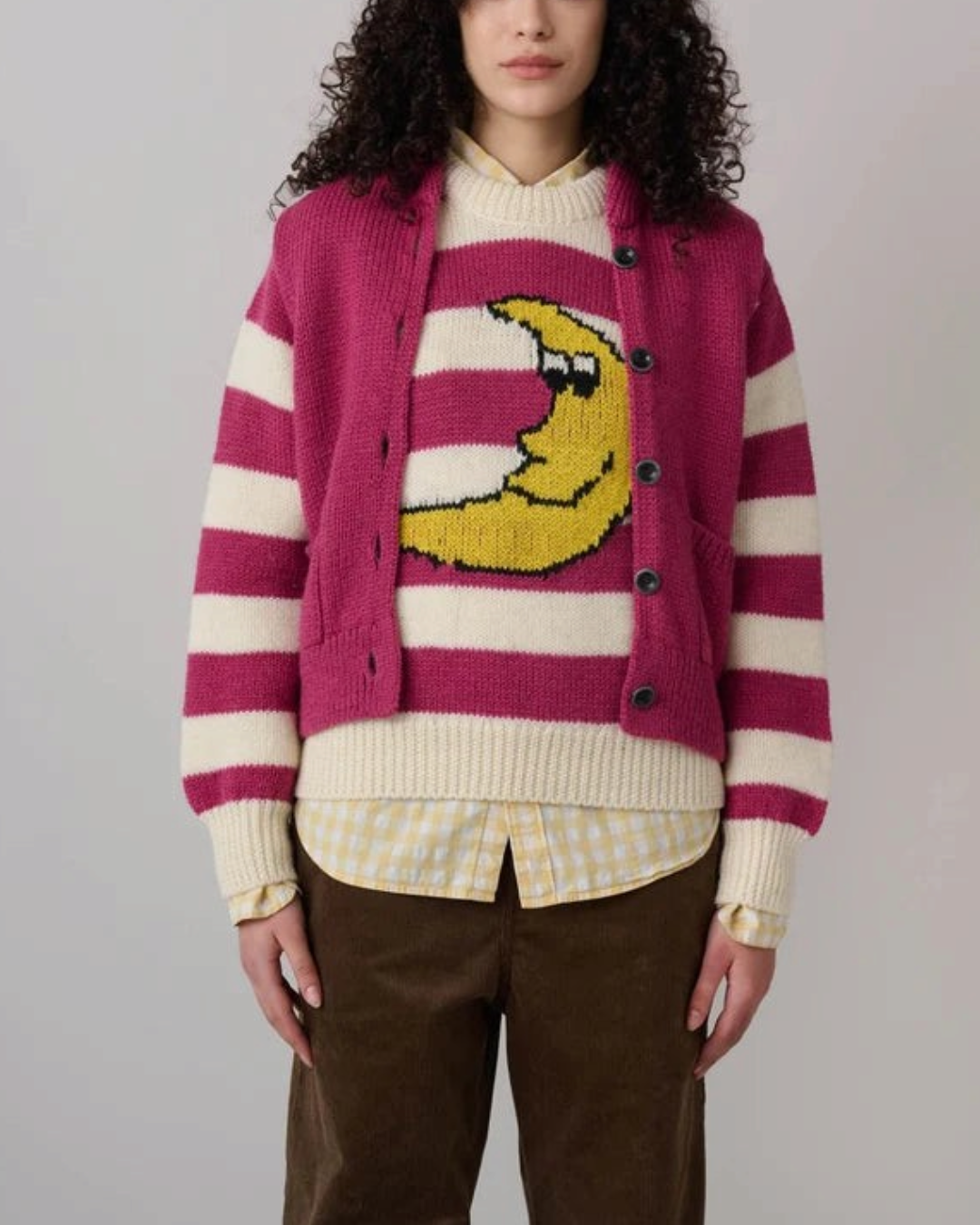 Mannequin portant le cardigan Merci Paris Howlin' Uncle Moon rose et blanc avec motif lune et bonnet rose assorti