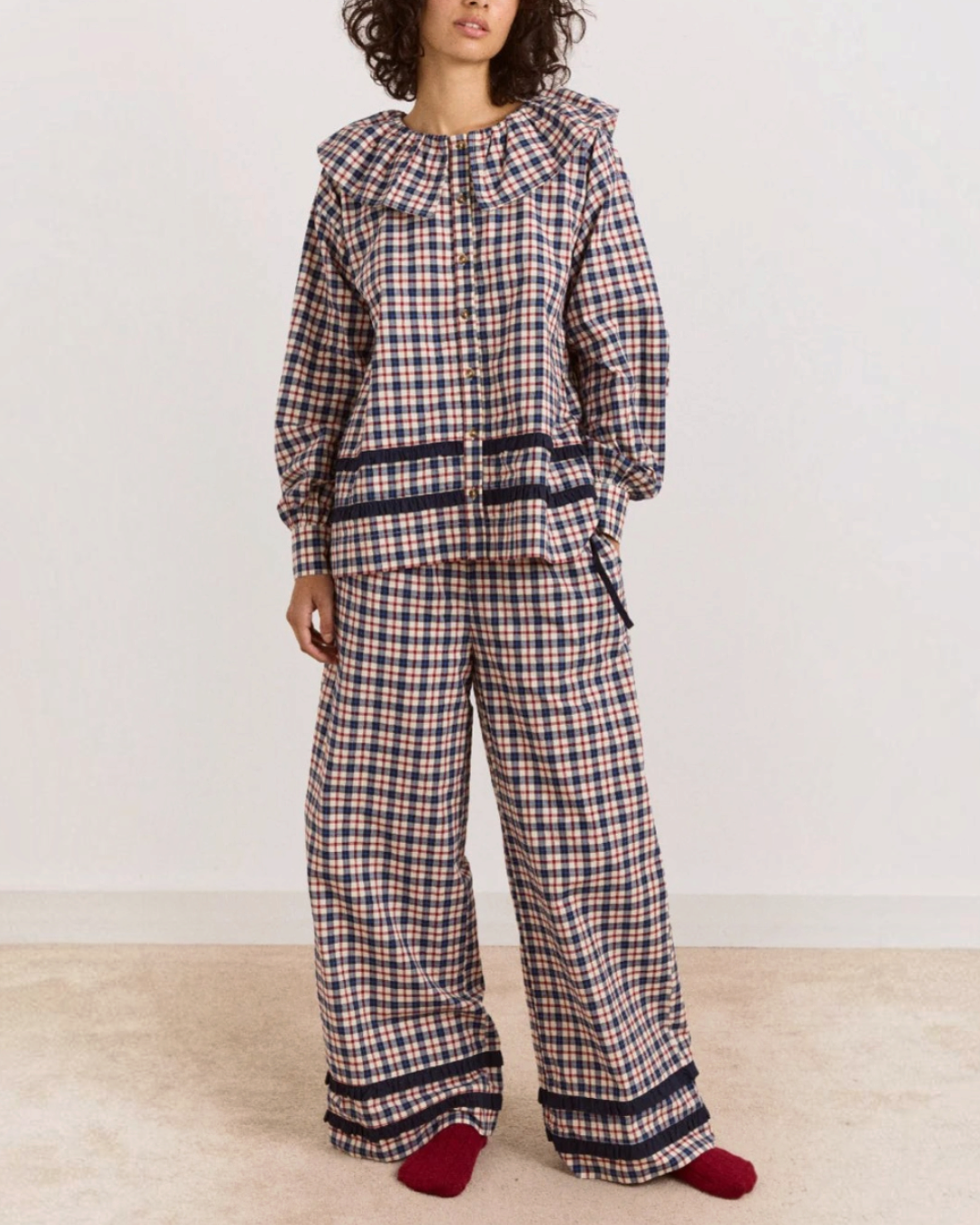 Ensemble pyjama Merci Paris Damson Madder Aletta en coton bio à carreaux rouges et bleus avec col à volants