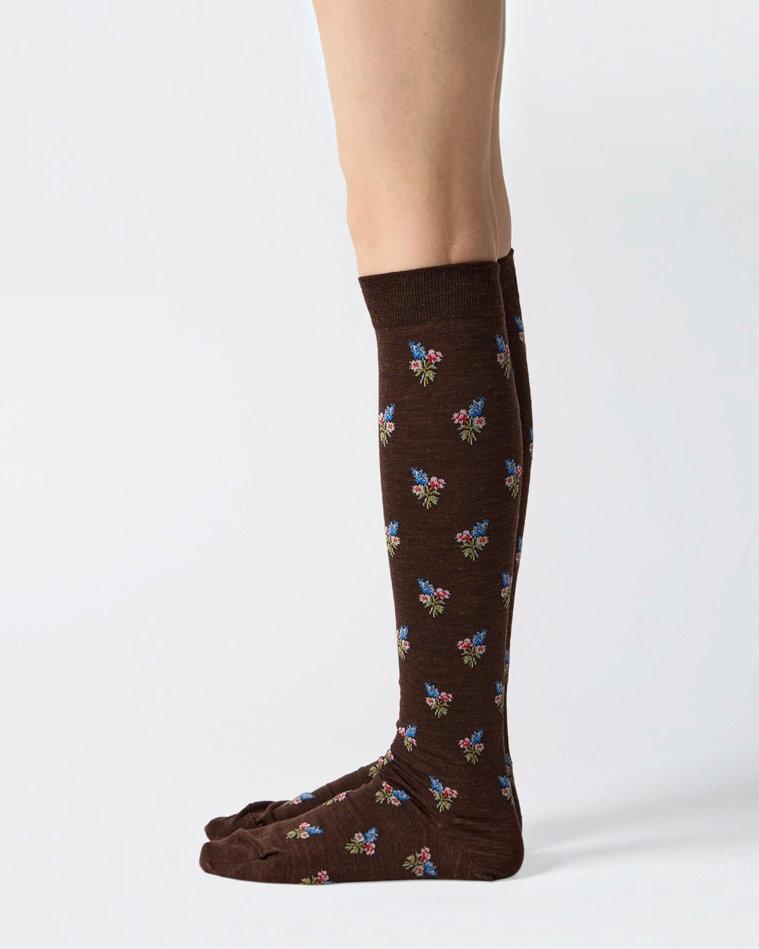 Chaussettes hautes Merci Paris Babaco en laine marron avec motif floral de petits bouquets de fleurs colorées