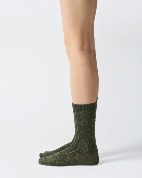 Socks Merci Paris Babaco in olive green wool mesh with delicate eyelet pattern, made in Japan