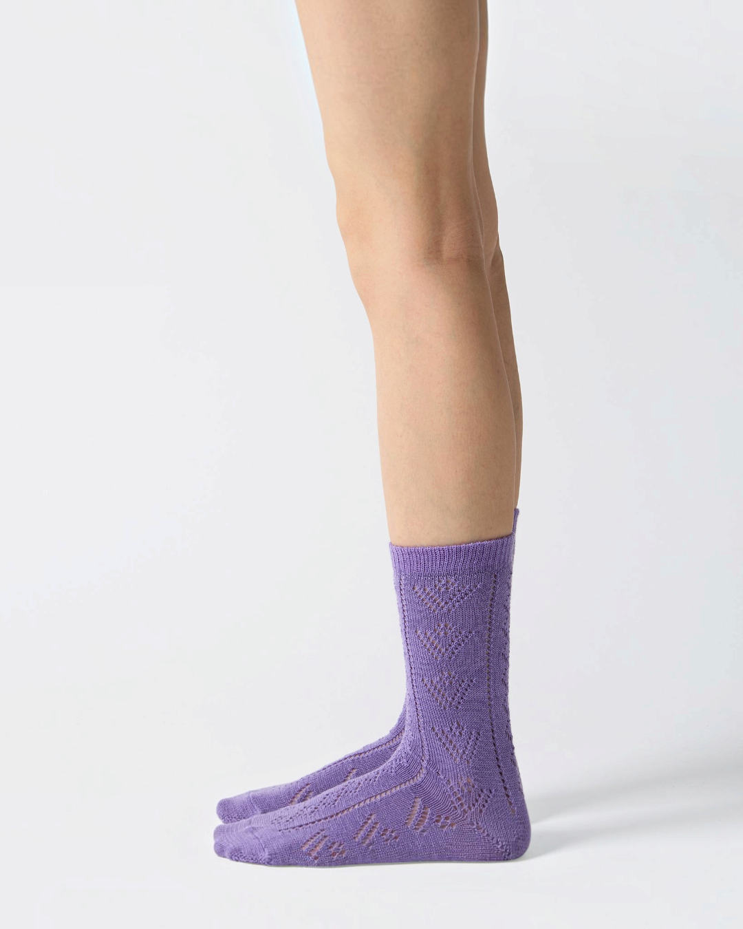 Chaussettes Merci Paris Babaco en maille de laine violette avec motif ajouré délicat, fabriquées au Japon