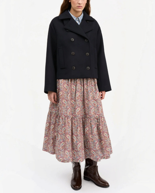 Veste courte marine en laine recyclée Skall Studio pour Merci Paris, coupe croisée avec col montant et boutons