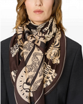 Foulard carré Merci Paris Inoui Editions en soie et modal noir et beige avec motifs d'animaux sauvages stylisés