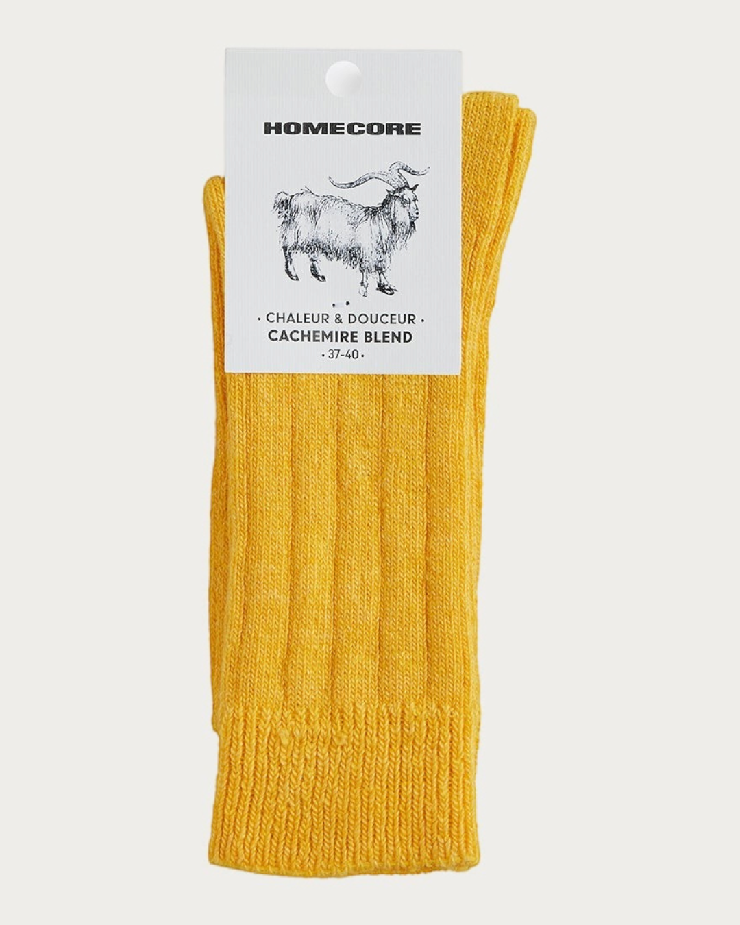 Chaussettes en cachemire jaune Homecore vendues chez Merci Paris, texture côtelée douce et confortable