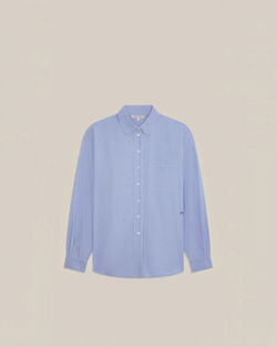 Chemise Henriette Merci Paris en coton bleu clair avec col rond, poche poitrine et broderie M discrète