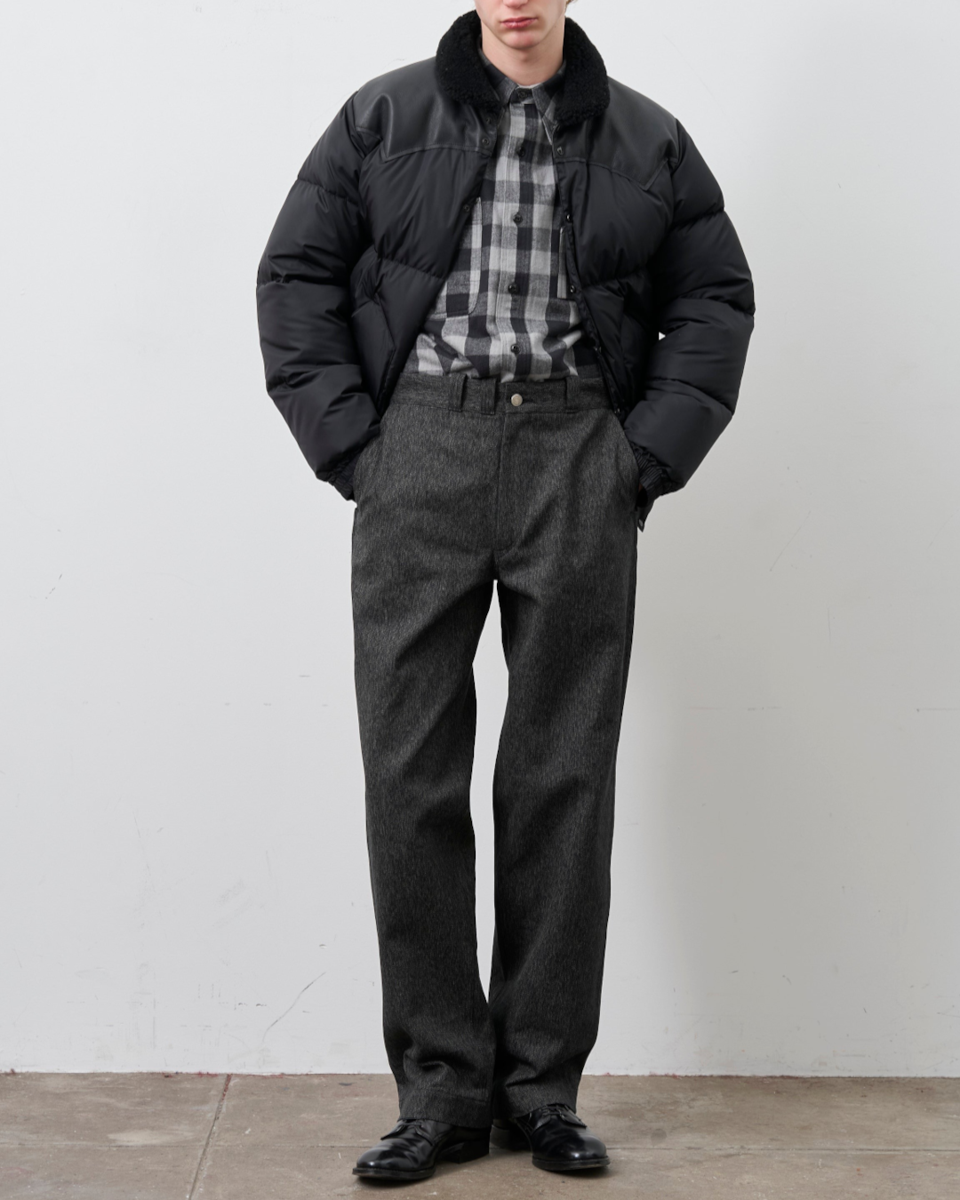 Homme portant la veste Christy noire Merci Paris avec col en peau lainée et empiècement en cuir sur les épaules