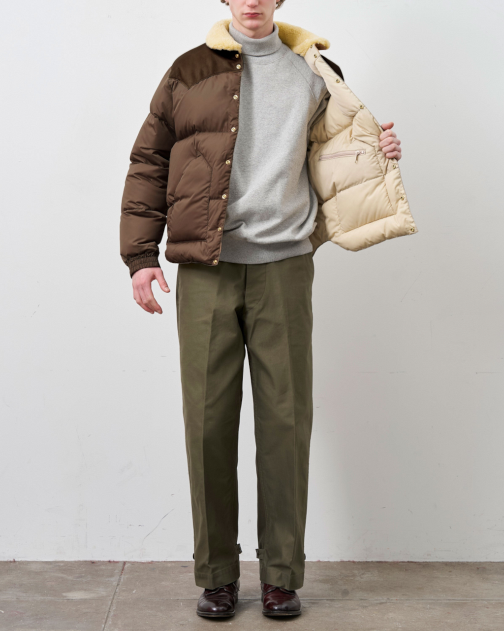 Homme portant la veste Christy marron foncé Merci Paris avec col en peau lainée et empiècement en cuir emblématique.
