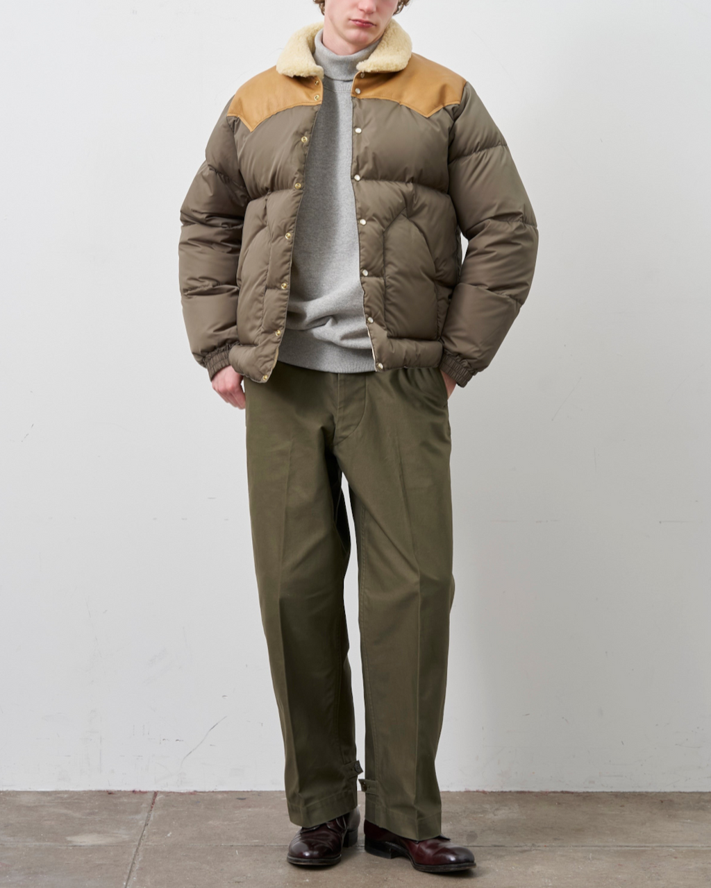 Homme portant la veste Christy Merci Paris en nylon olive avec empiècement en cuir et col en peau lainée