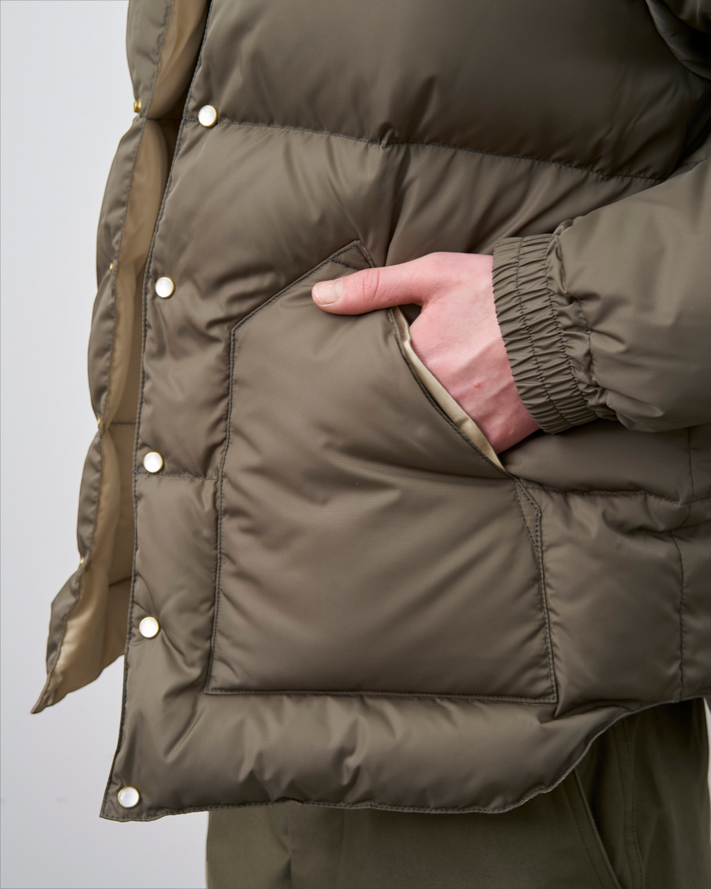 Détail de la veste Christy olive Merci Paris en nylon avec poches plaquées et boutons-pression dorés