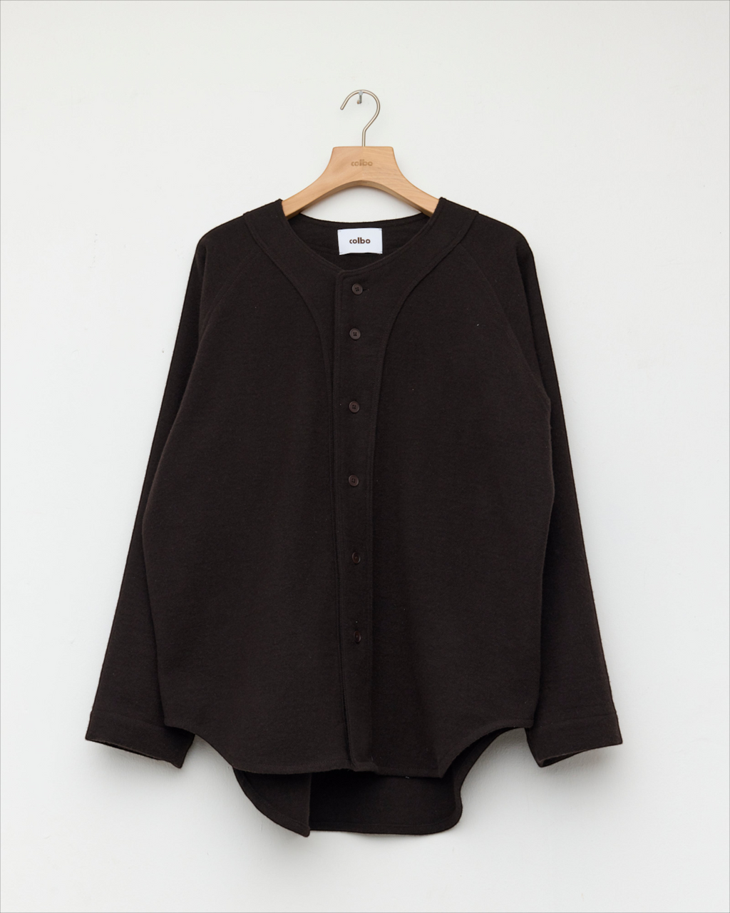Maille baseball Merci Paris Colbo prune foncé en mélange de laine, cachemire et lin avec manches raglan et boutonnage