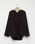 Maille baseball Merci Paris Colbo prune foncé en mélange de laine, cachemire et lin avec manches raglan et boutonnage