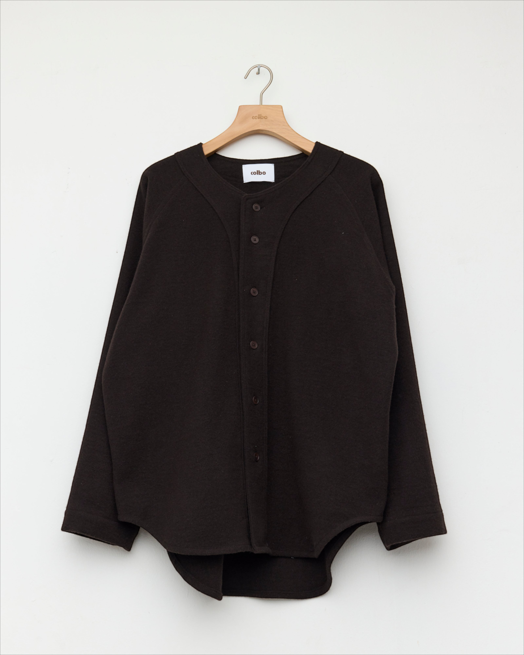Maille baseball Merci Paris Colbo prune foncé en mélange de laine, cachemire et lin avec manches raglan et boutonnage