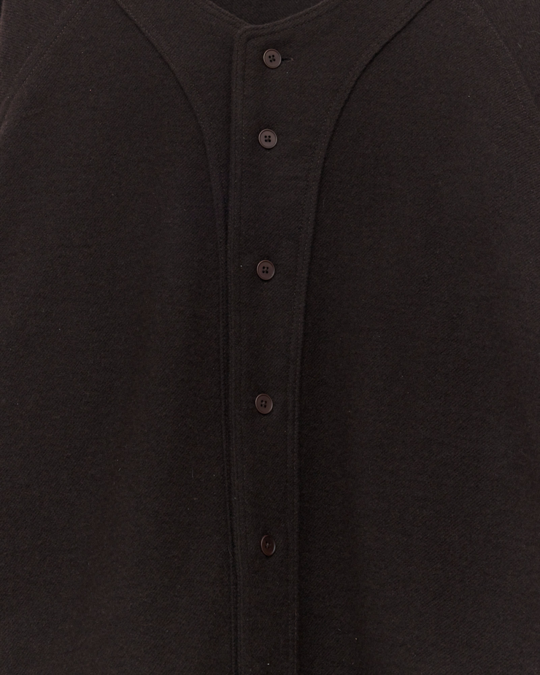 Gros plan sur la maille baseball Merci Paris Colbo prune foncé avec patte de boutonnage et manches raglan