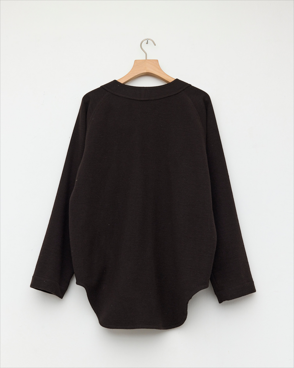 Maille baseball Merci Paris Colbo prune foncé en mélange laine cachemire et lin avec manches raglan et ourlet arrondi