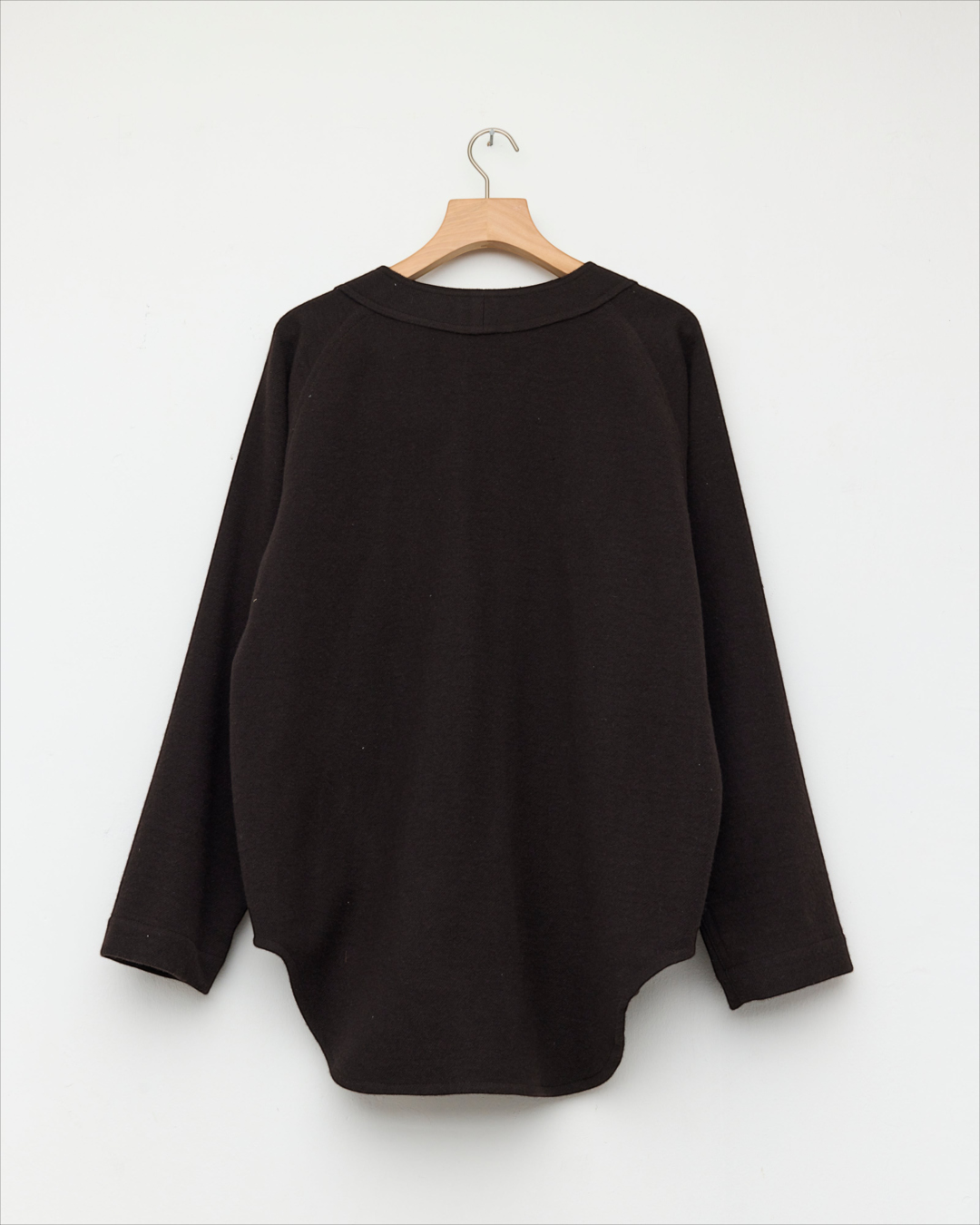 Maille baseball Merci Paris Colbo prune foncé en mélange laine cachemire et lin avec manches raglan et ourlet arrondi