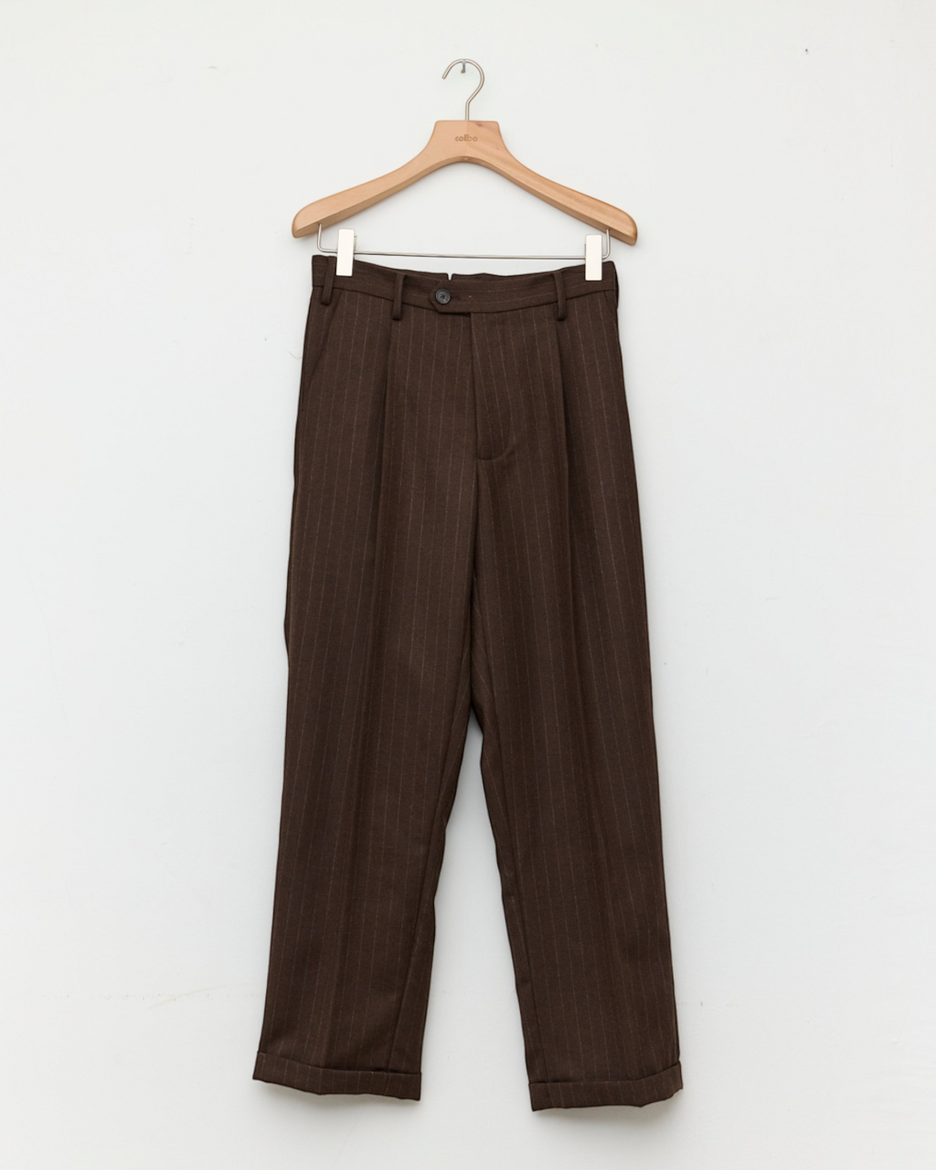 Pantalon tailleur Merci Paris Colbo en laine marron à fines rayures, coupe large et élégante sur cintre en bois