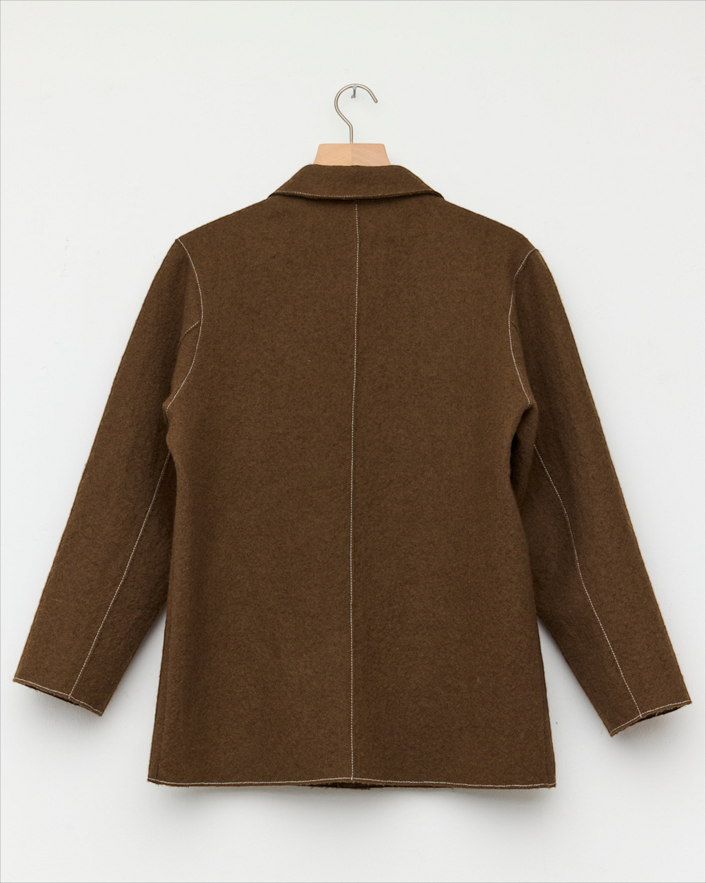 Veste tailleur Merci Paris Colbo modèle Sara en laine rouille avec surpiqûres contrastantes, vue de dos.