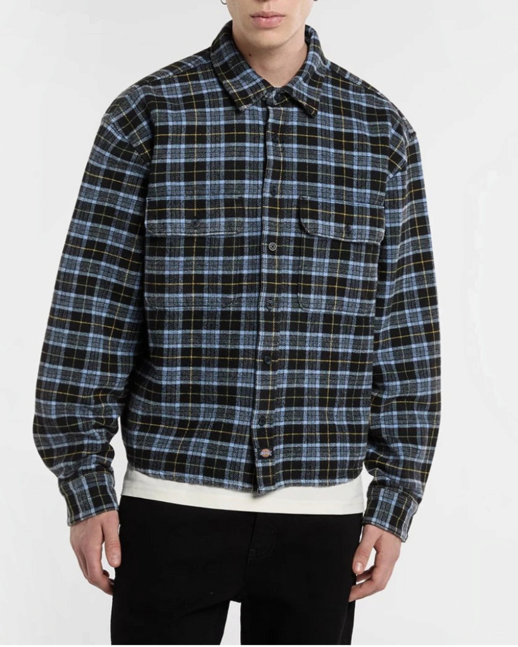 Homme portant une chemise en flanelle Merci Paris Dickies à carreaux noirs et bleus avec poches poitrine