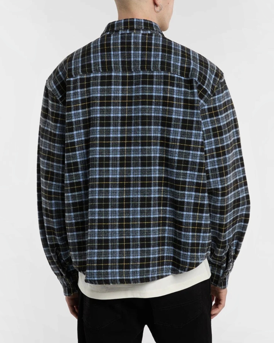 Vue arrière d'un homme portant une chemise en flanelle à carreaux noirs et bleus Merci Paris Dickies