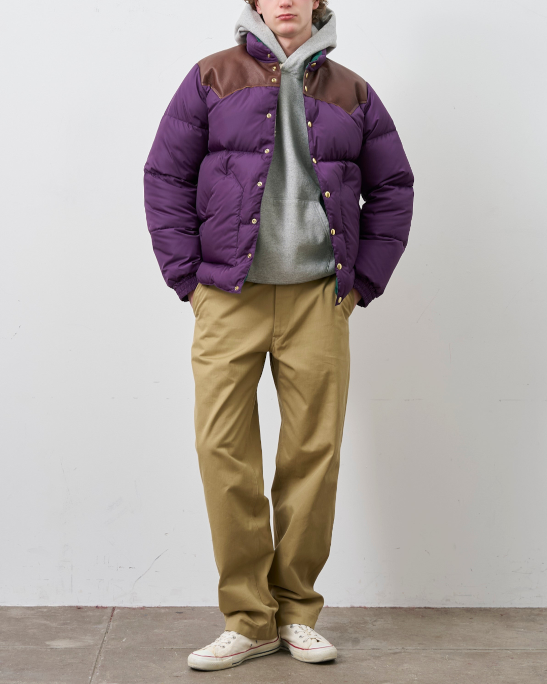 Homme portant une doudoune Merci Paris Rocky Mountain violette avec empiècement en cuir marron sur les épaules
