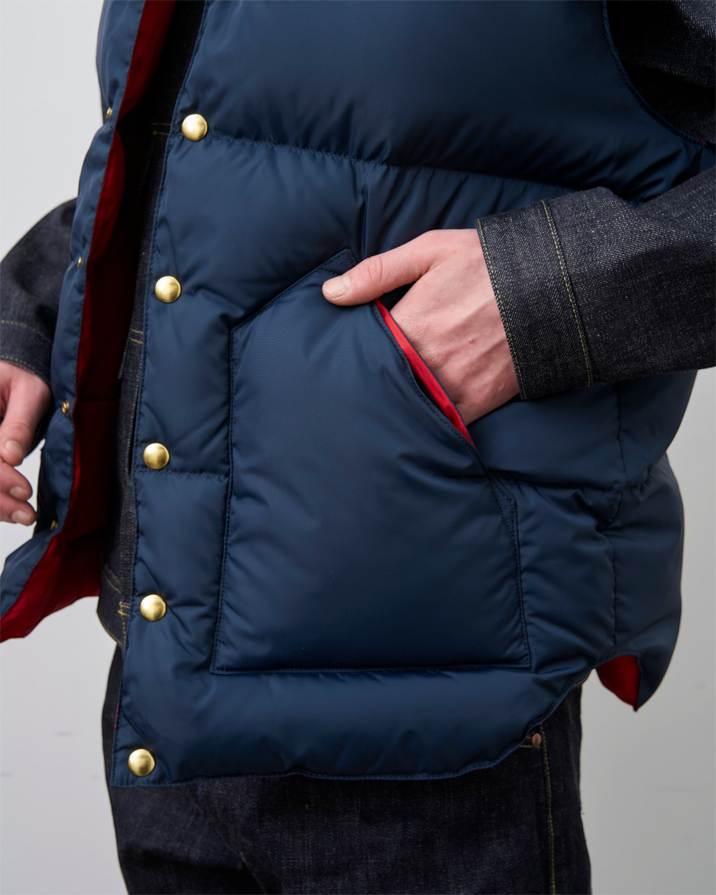 Gilet matelassé Merci Paris Rocky Mountain bleu marine avec boutons dorés et doublure contrastante rouge