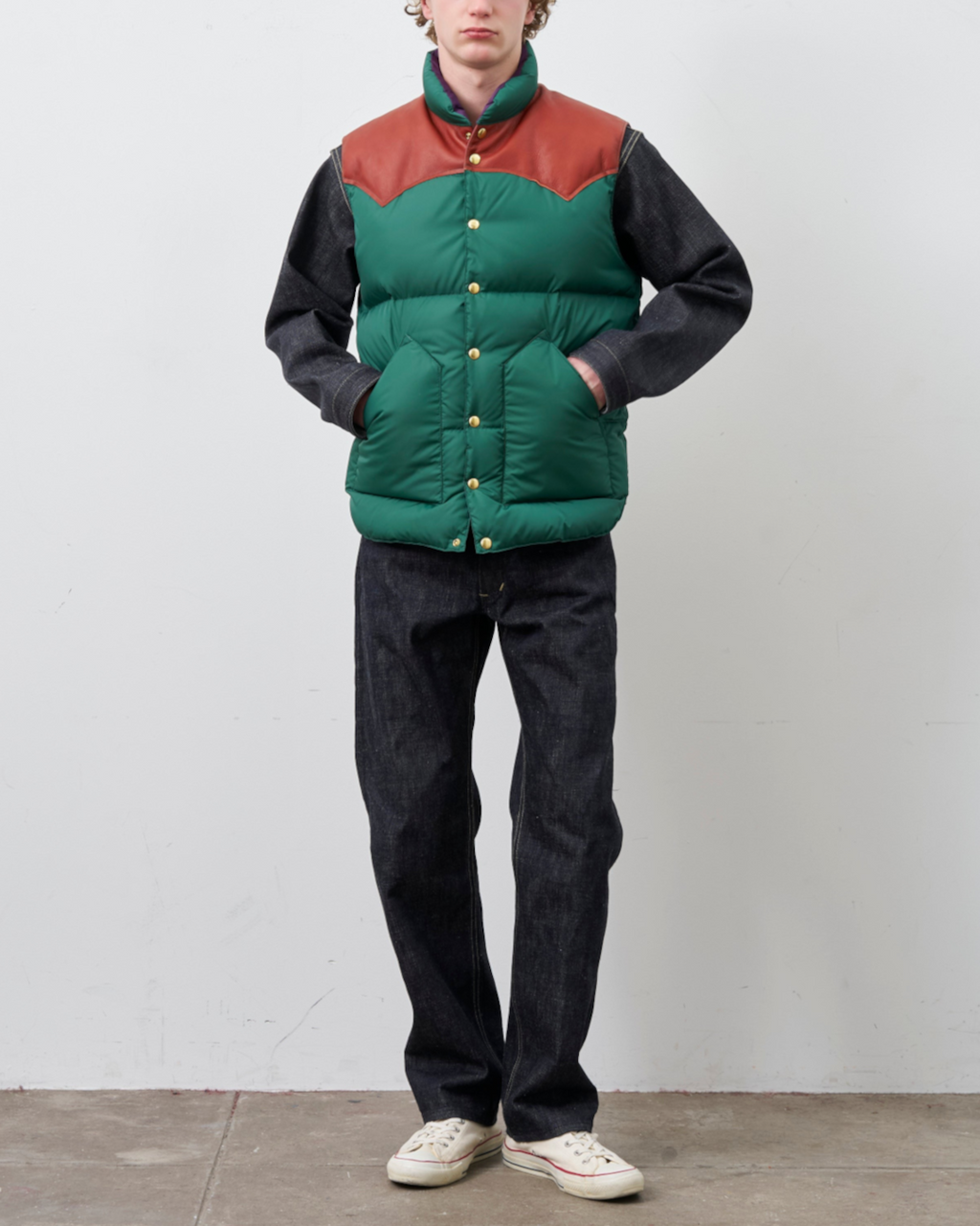 Homme portant un gilet matelassé Merci Paris Rocky Mountain vert et marron avec empiècement en cuir sur les épaules