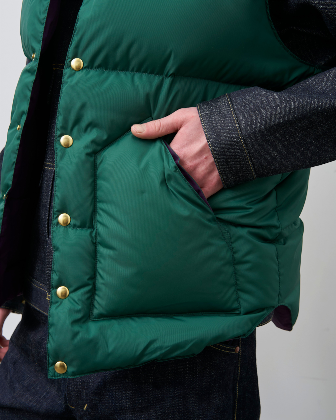 Gilet en duvet Merci Paris Rocky Mountain vert en nylon matelassé avec boutons pression dorés et poches latérales