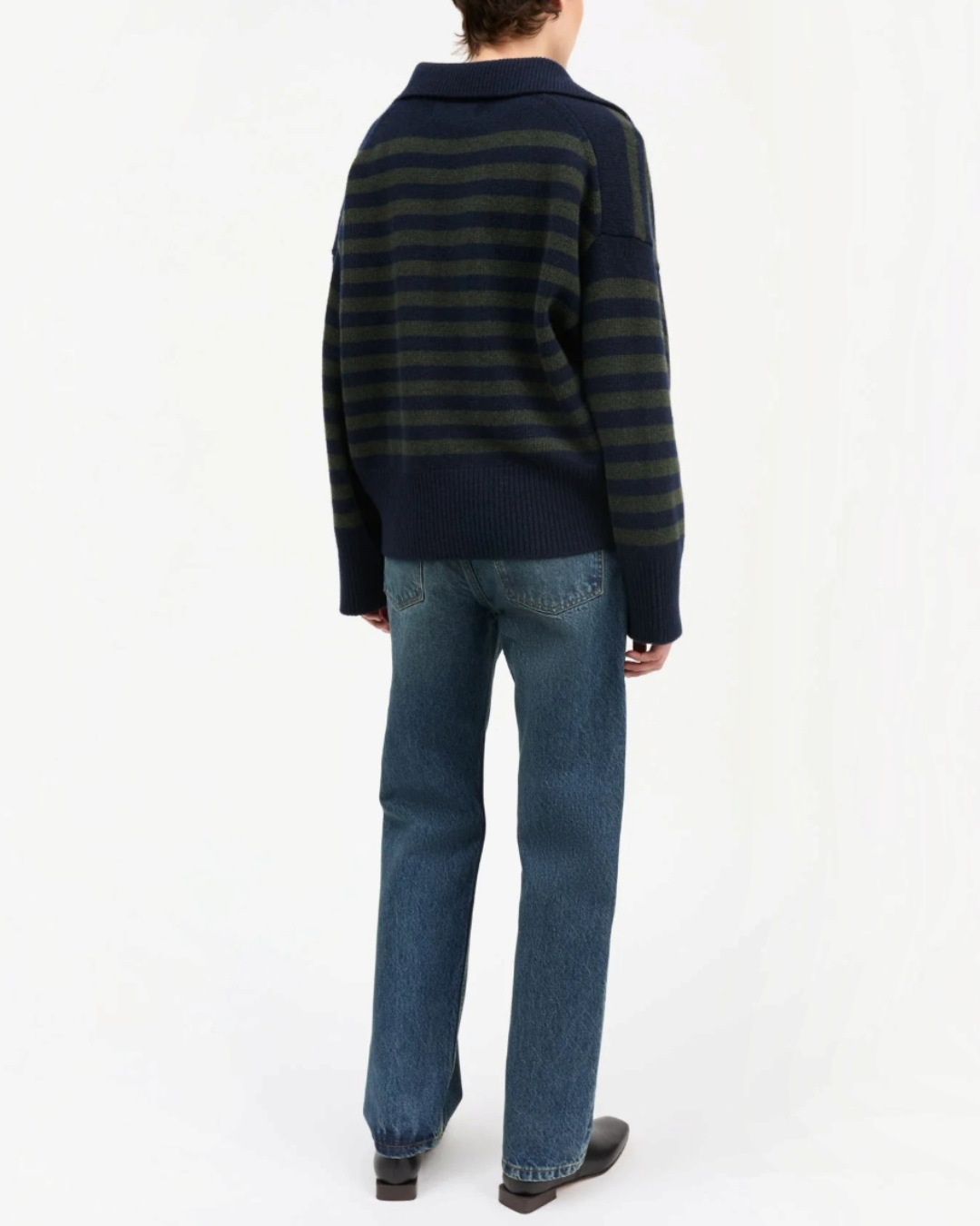 Vue arrière du pull Skall Studio en laine mérinos rayée marine et vert avec col V et finitions côtelées larges
