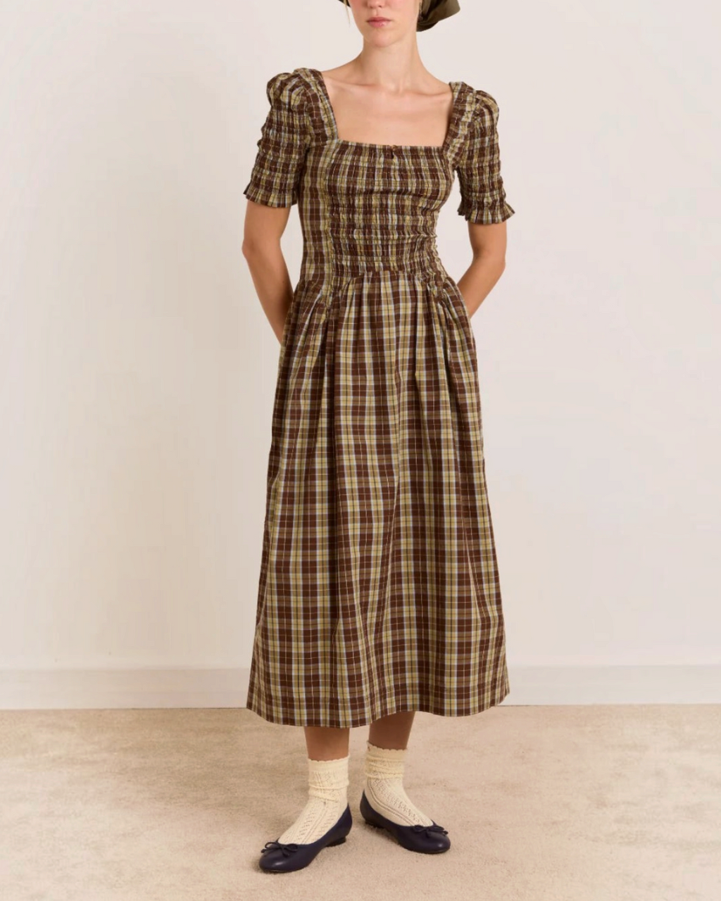 Robe midi Damson Madder Molly en coton bio à carreaux marron, encolure carrée et manches froncées chez Merci Paris