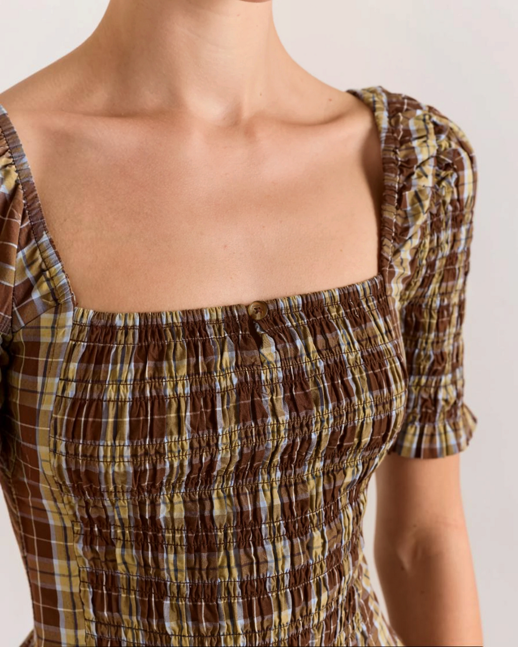 Robe midi Merci Paris Damson Madder en coton bio à carreaux marron, encolure carrée et manches courtes froncées