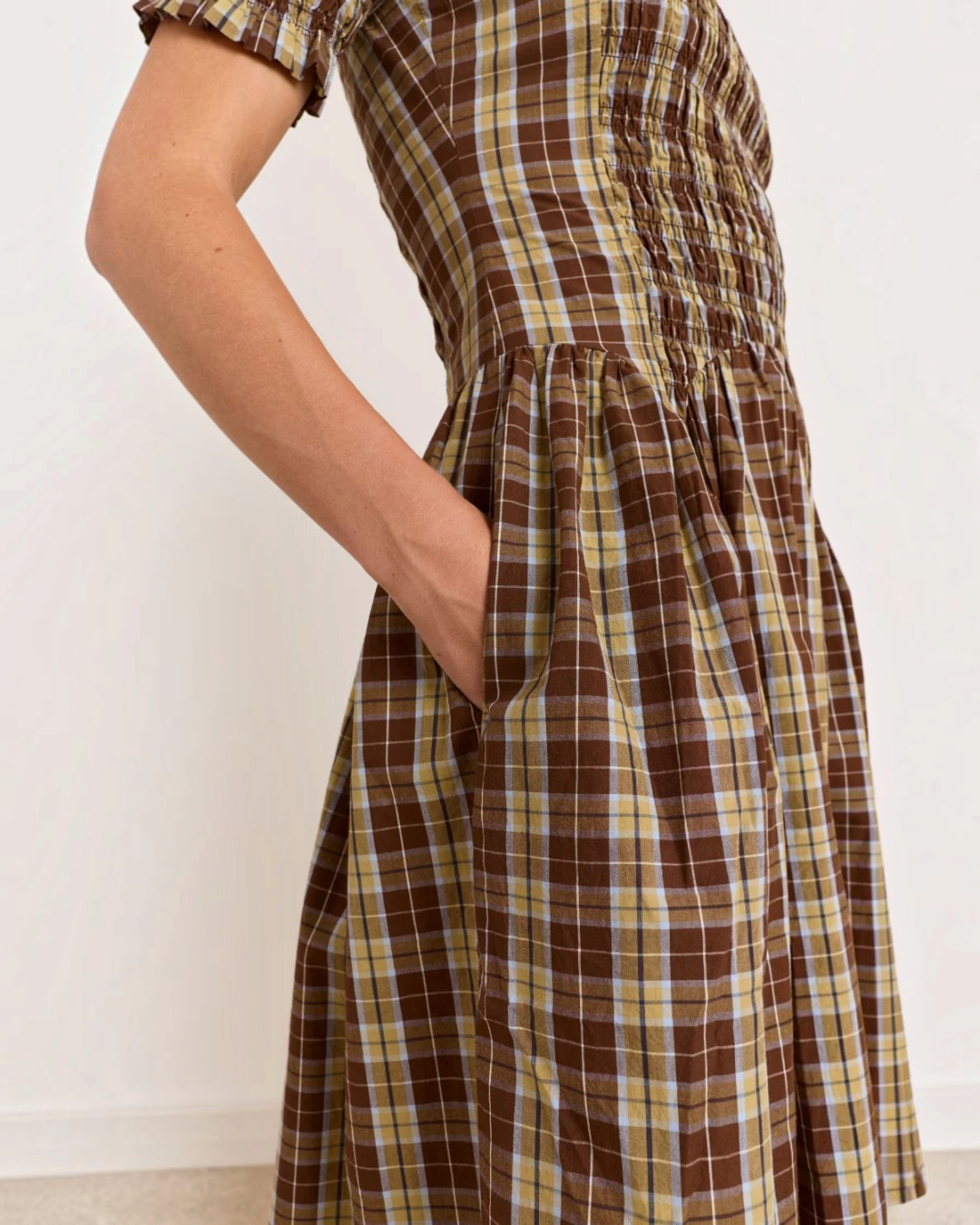 Robe midi Damson Madder Molly en coton biologique à carreaux marron avec corsage smocké et poches latérales