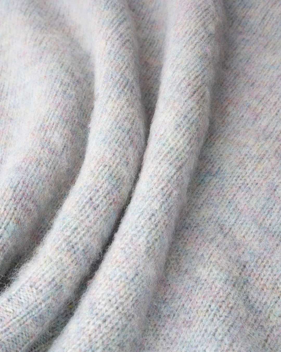 Gros plan sur la maille brossée grise du pull Forevernevermore en laine Shetland de la marque Merci Paris