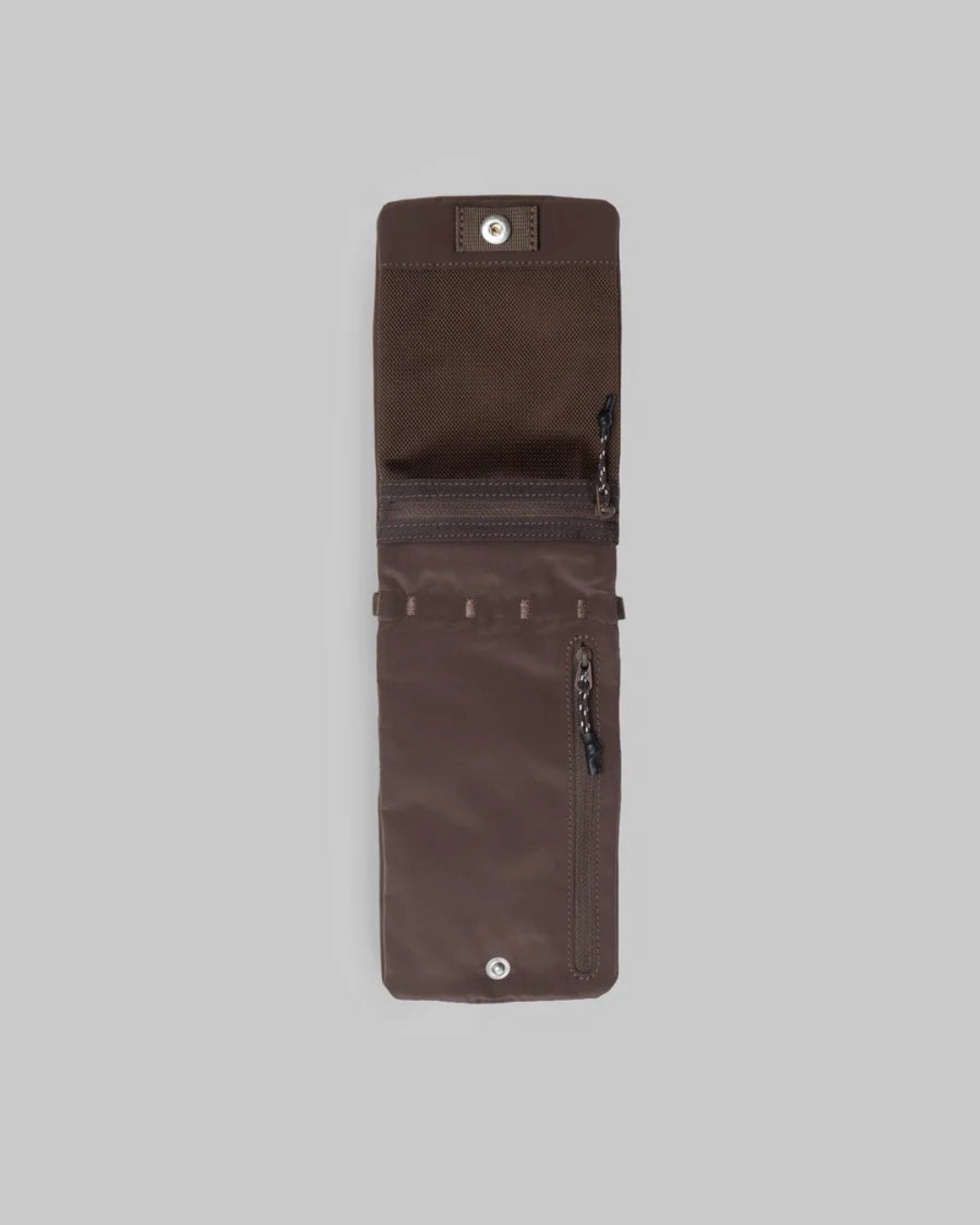 Sacoche de téléphone marron Merci Paris Topologie avec compartiments zippés et poche en maille pour accessoires