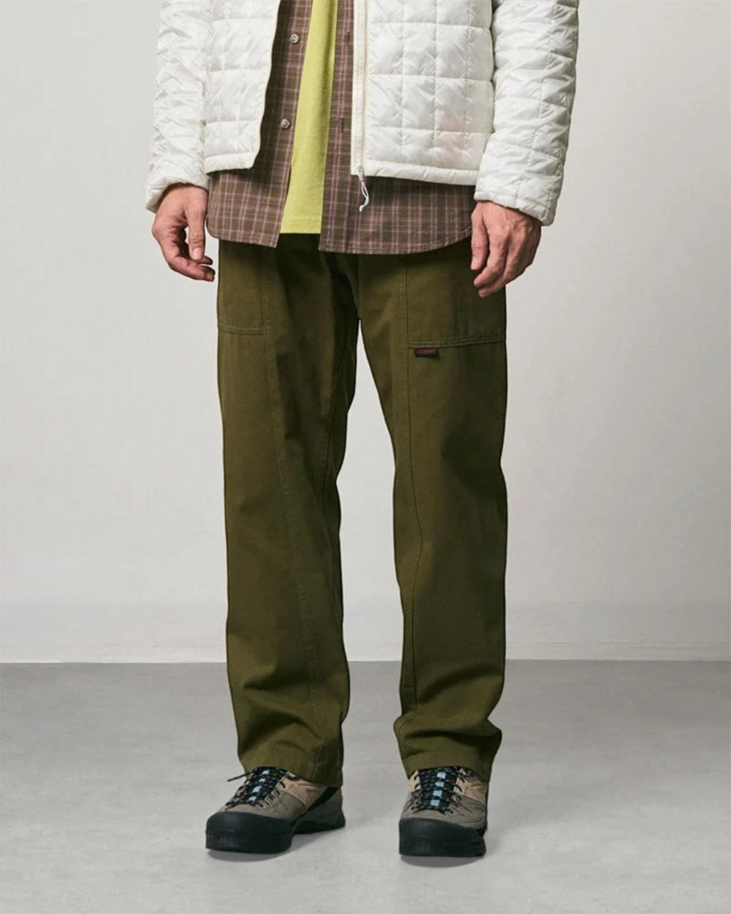 Pantalon Gadget Gramicci olive en sergé de coton biologique avec grandes poches latérales, vendu chez Merci Paris