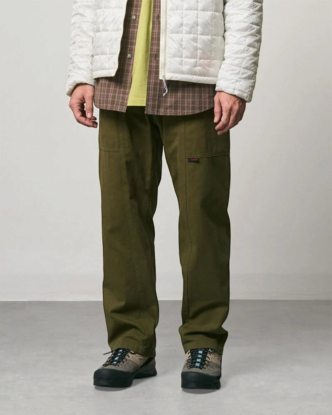 Pantalon Gadget Gramicci olive en sergé de coton biologique avec grandes poches latérales, vendu chez Merci Paris