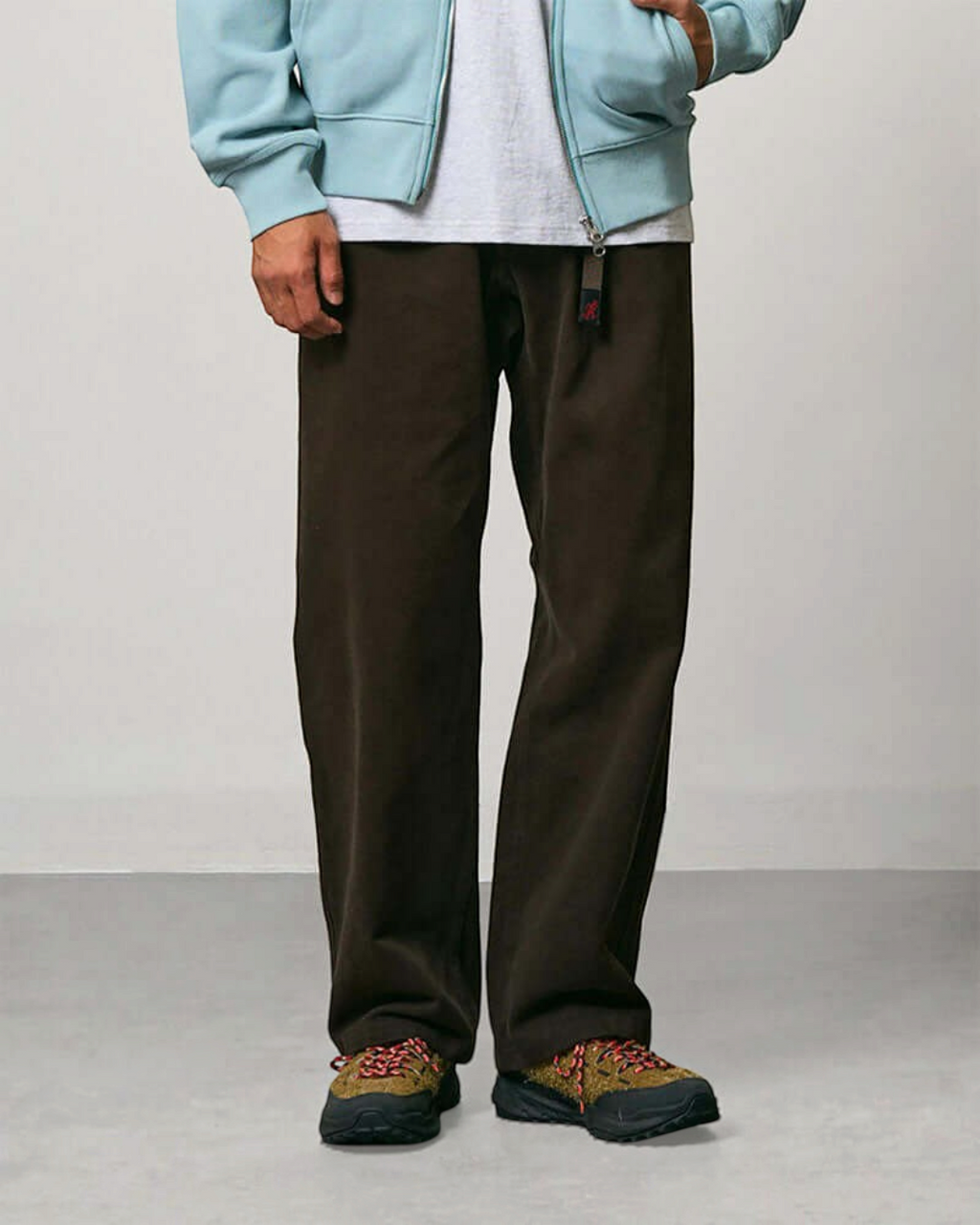 Pantalon Gramicci Merci Paris en sergé de coton épais couleur café, coupe droite décontractée avec taille élastiquée.