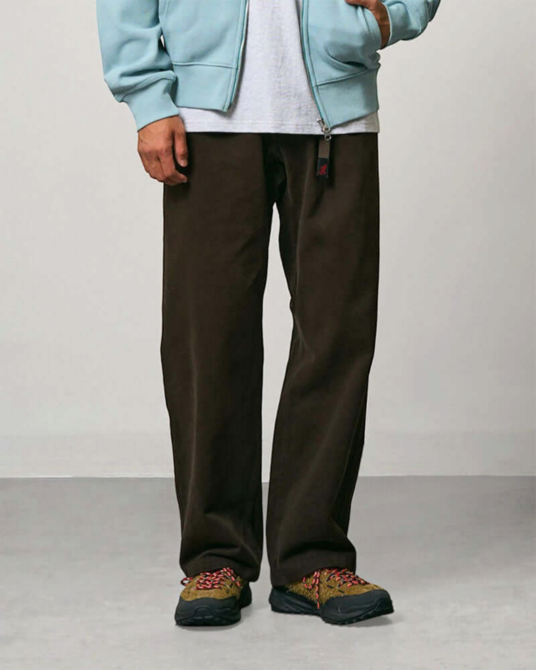 Pantalon Gramicci Merci Paris en sergé de coton épais couleur café, coupe droite décontractée avec taille élastiquée.