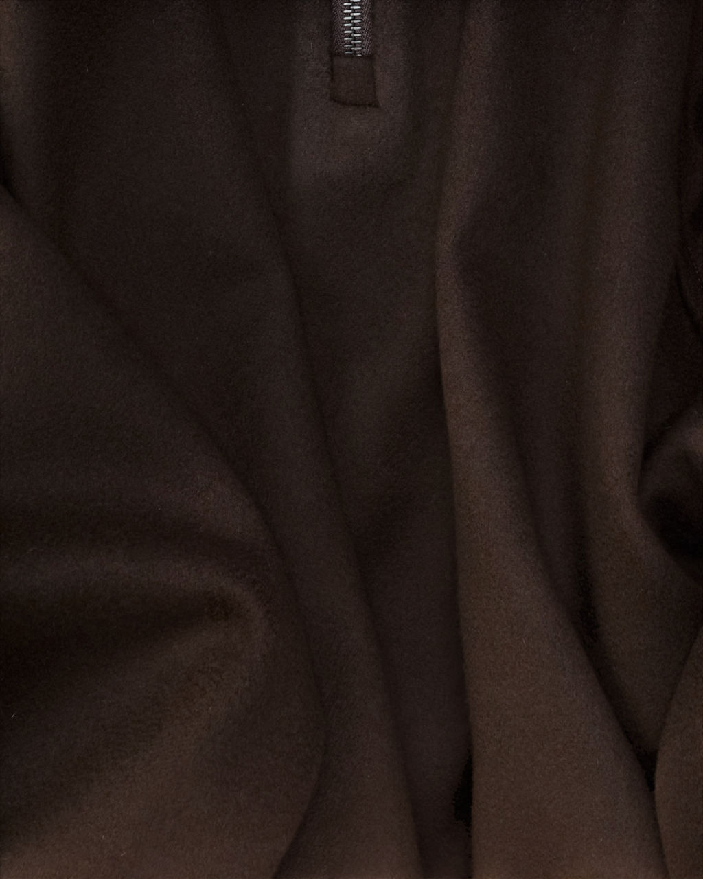 Gros plan sur la laine marron épaisse du pull demi-zip Colbo chez Merci Paris avec fermeture éclair métallique
