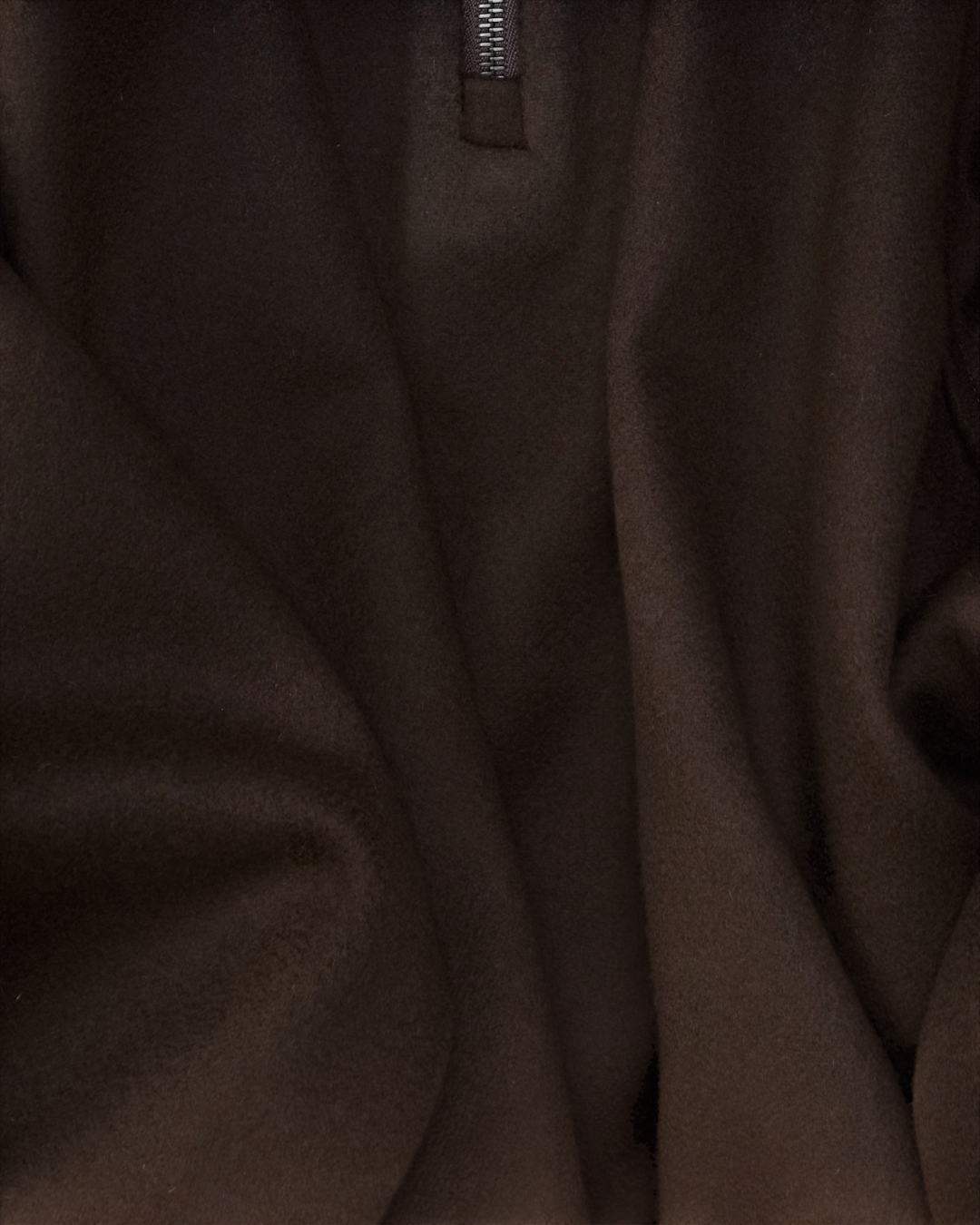 Gros plan sur la laine marron épaisse du pull demi-zip Colbo chez Merci Paris avec fermeture éclair métallique