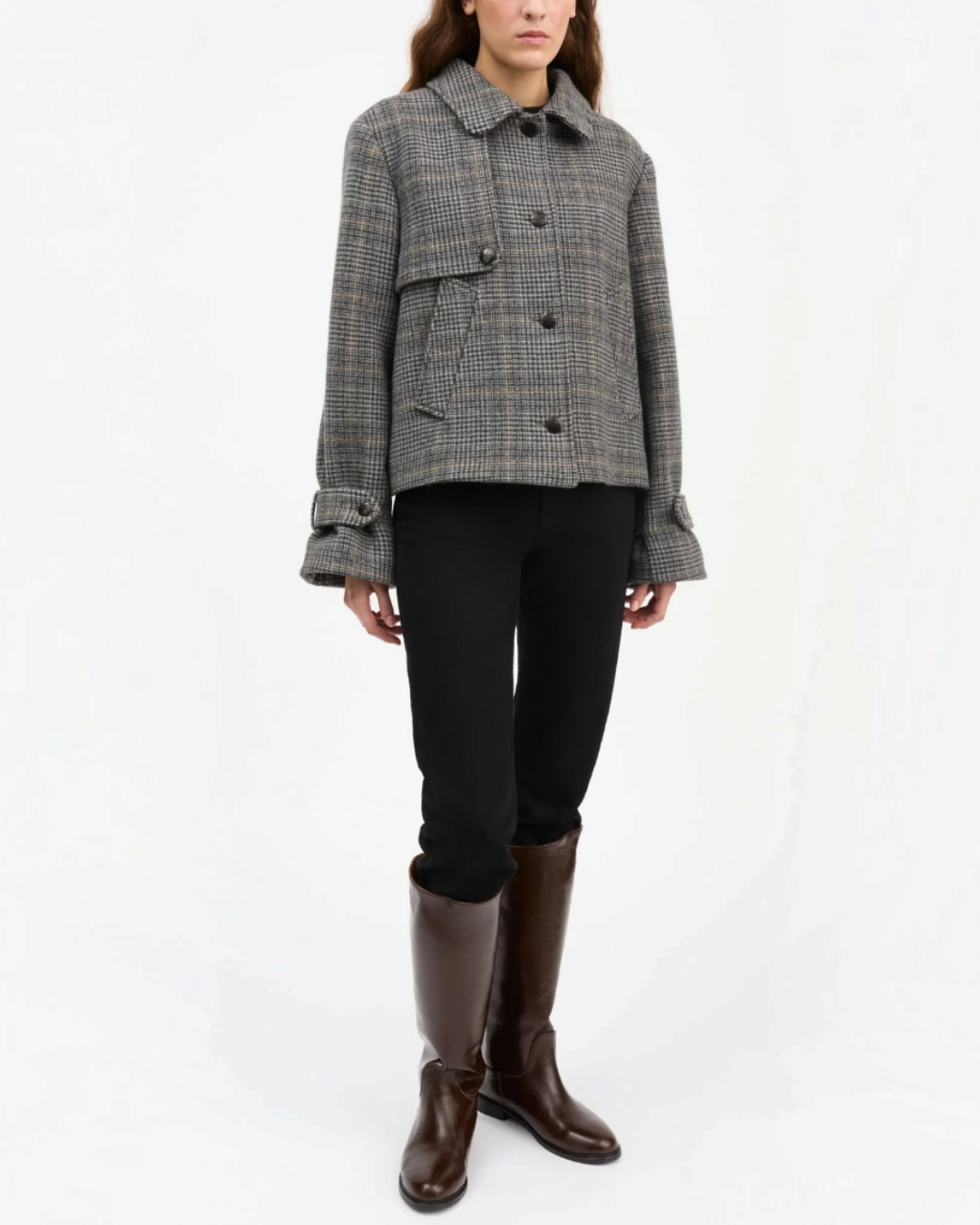 Modèle portant une veste courte Merci Paris Skall Studio en laine recyclée grise à carreaux avec manches volumineuses