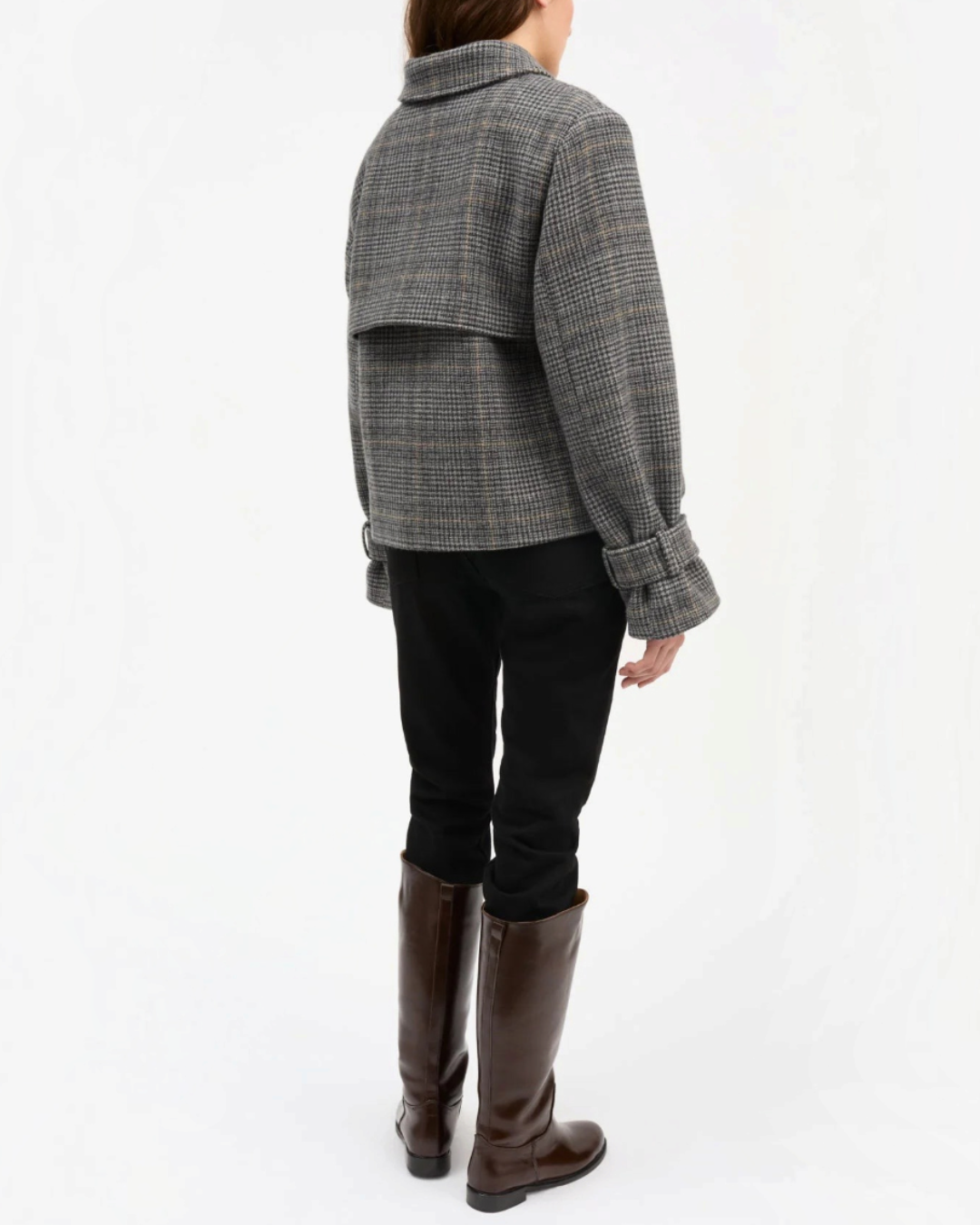 Vue arrière de la veste Harriet à carreaux gris Merci Paris par Skall Studio en laine recyclée avec manches larges