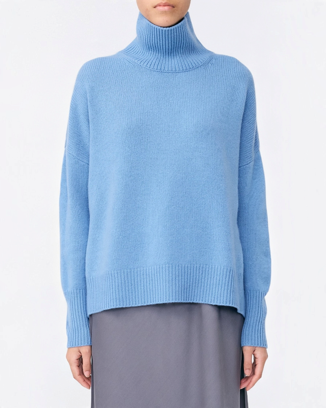 Pull Merci Paris Lisa Yang en cachemire bleu azur avec col montant, coupe décontractée et finitions côtelées