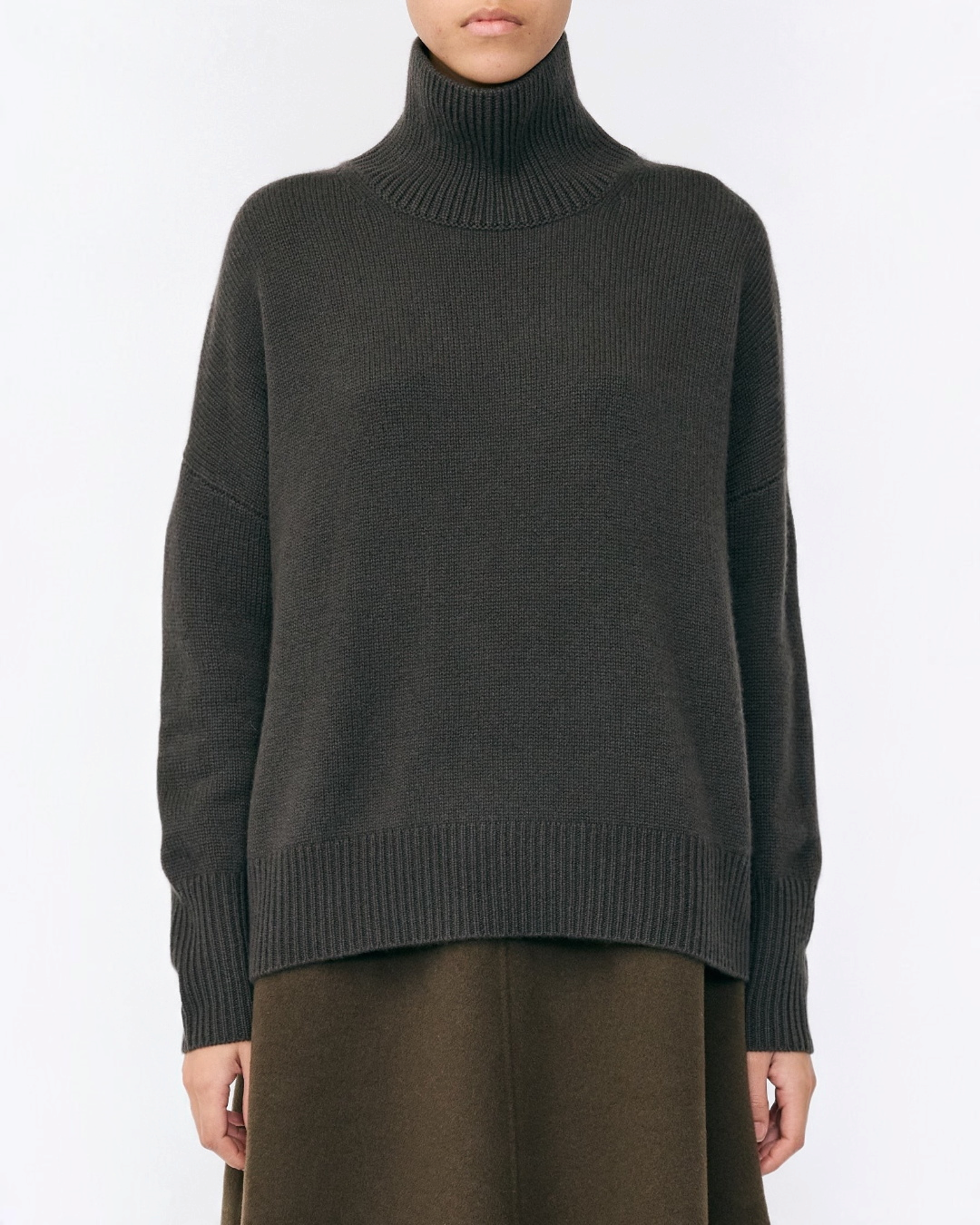 Pull Heidi Merci Paris par Lisa Yang en cachemire couleur dark oak avec col montant et coupe décontractée