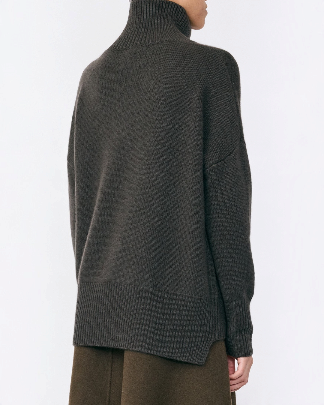 Pull Heidi Merci Paris par Lisa Yang en cachemire couleur Dark Oak avec col montant et ourlet asymétrique