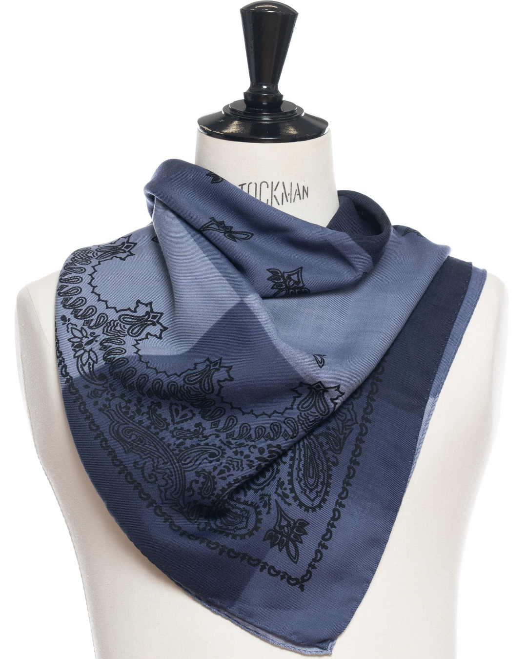 Écharpe carrée Merci Paris Destin en laine bleu marine avec motif géométrique cube et détails paisley sur mannequin