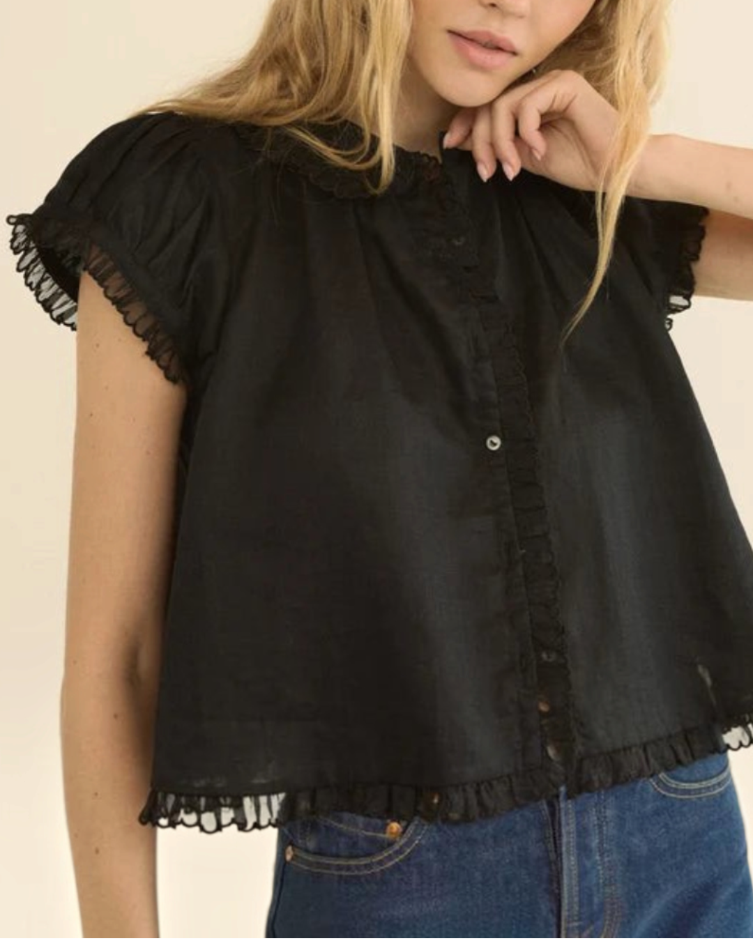 Blouse noire Karina Merci Paris en ramie avec col festonné, manches bouffantes et détails en organza