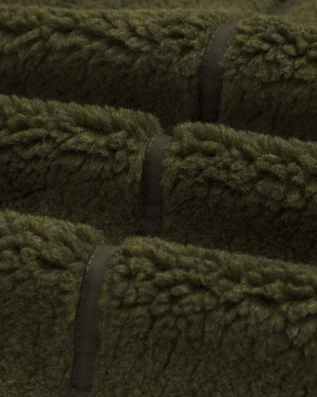 Gros plan sur la texture en polaire italienne kaki de la veste Keafur de la marque Merci Paris